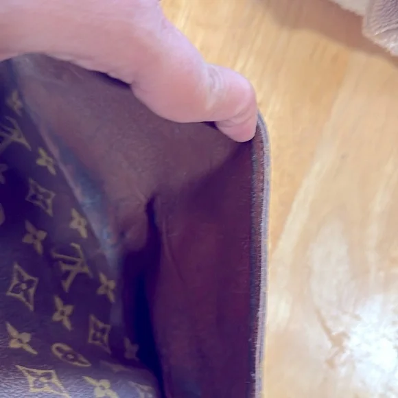 LV MONO CROSSBODY IN GOOD CONDITION used but lovely bag - Picture 7 of 13